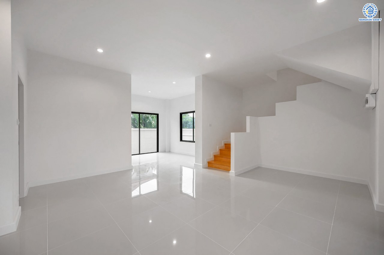 บ้านมือสองตกแต่งใหม่ โครงการ มณธานี บางแค บ้านเดี่ยว 3 ชั้น ดีไซน์หรูหรา เนื้อที่กว้าง 55.3 ตร.ว. พื้นที่ใช้สอย 240 ตร.ม. ฟังก์ชัน 5 ห้องนอน 4 ห้องน้ำ 2 ที่จอดรถ ฟังก์ชันครบตอบทุกไลฟ์สไตล์ บนทำเลศักยภาพ เชื่อมต่อถนนกาญจนาภิเษก ใกล้เดอะมอลล์บางแค ใกล้รถไฟฟ้าสายสีน้ำเงิน "สถานีหลักสอง" และจุดขึ้นทางด่วน "กาญจนาภิเษก"...